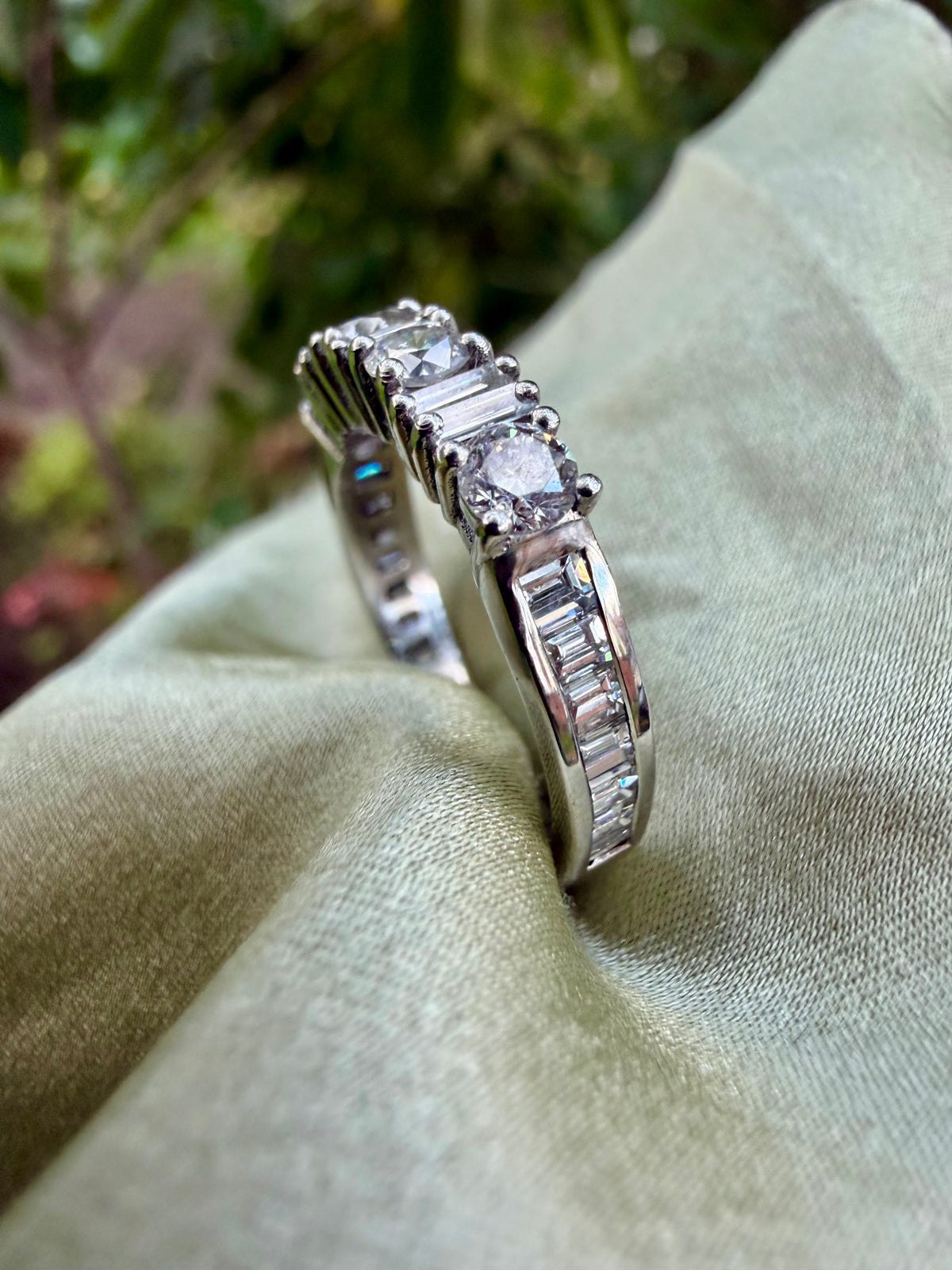 Round & Baguette cut Diamond Ring